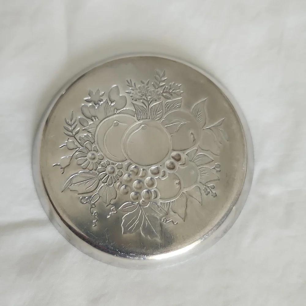 Vintage aluminum small trays and coasters. Fruit design - Picture 6 of 9